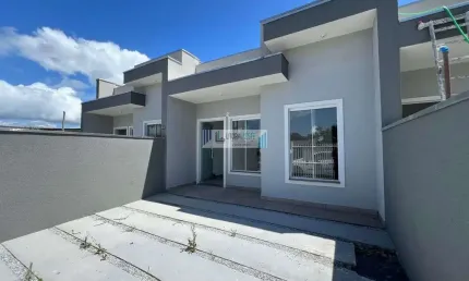Residência em alvenaria - teto em laje - 2 dormitórios/Suíte - Quintal.