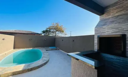 Sobrado contendo 3 dormitórios - espaço gourmet com churrasqueira e piscina.