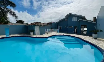 Residência com ático, amplo terreno, 4 dormitórios, 1 suíte, Piscina; Averbada.