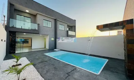 BELEZA, REQUINTE E QUALIDADE NA QUADRA DO MAR! SOBRADO COM 3 SUÍTES / PISCINA.