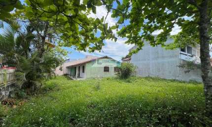 Amplo terreno de esquina, com 384m², Escriturado e registrado na quadra do mar.