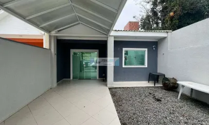 Residência em excelente localização - 2 dormitórios - Quintal.