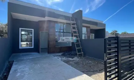 Residência nova com amplo quintal - 3 dormitórios sendo uma suíte.