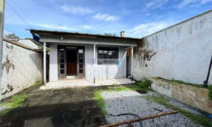 Residência em madeira com terreno medindo 6x17. em excelente localização.