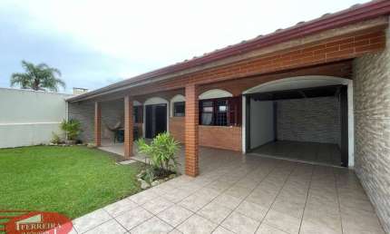 Casa com 3 quartos para alugar na Rua Apucarana, 972, Brejatuba, Guaratuba