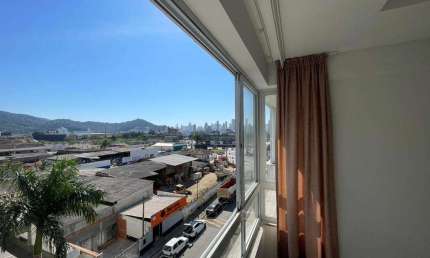 APARTAMENTO COM 02 SUÍTES PRÓXIMO À BALNEÁRIO CAMBORIÚ
