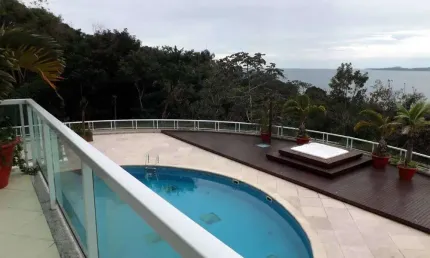 CASA COM VISTA MAR NA PRAIA DO ESTALEIRO EM BALNEÁRIO CAMBORIÚ