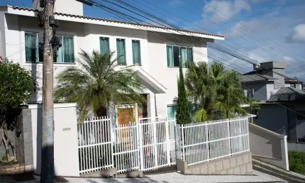 CASA MOBILIADO À VENDA NO ARIRIBÁ EM BALNEÁRIO CAMBORIÚ