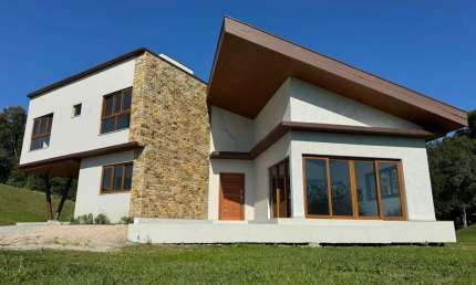 CONDOMÍNIO JARDIM DA SERRA - CASA COM 04 DORMITÓRIOS EM RANCHO QUEIMADO