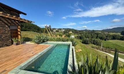 CONDOMÍNIO JARDIM DA SERRA - CASA MOBILIADA COM 03 DORMITÓRIOS EM RANCHO QUEIMADO