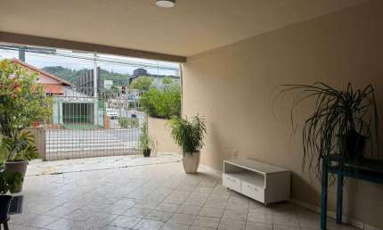 CASA À VENDA EM BALNEÁRIO CAMBORIÚ COM TERRENO COMERCIAL NA AVENIDA MARTIN LUTHER
