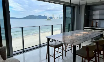 APARTAMENTO DECORADO COM 04 SUÍTES FRENTE MAR EM BALNEÁRIO CAMBORIÚ