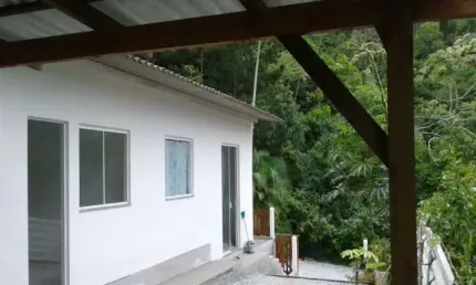 CASA NA PRAIA BRAVA. 02 DORMITÓRIOS. EXCELENTE LOCALIZAÇÃO. PRÓXIMO MAR.