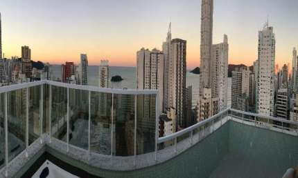 COBERTURA DUPLEX  MOBILIADA E DECORADA PRÓXIMO À PRAIA EM BALNEÁRIO CAMBORIÚ