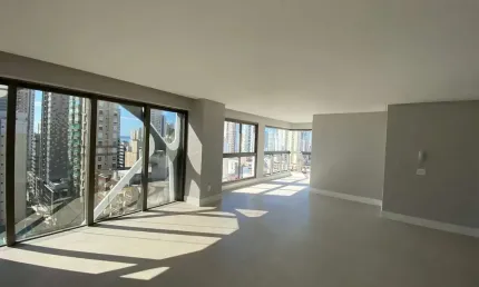 Torre de mallorca - apartamento 03 suítes com 03 garagens em balneário camboriú