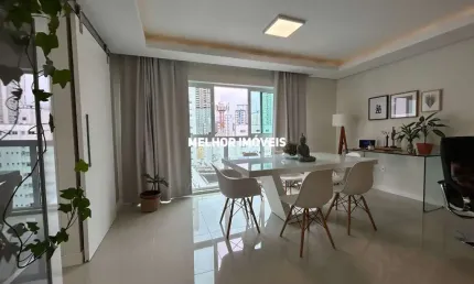 Apartamento á venda mobiliado e decorado, com 3 dormitórios e 2 vagas de garagem no centro de Balneário Camboriu
