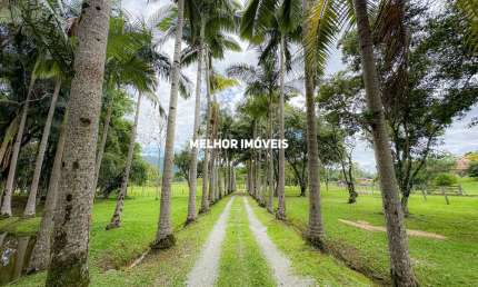 Sítio à venda em Camboriú-SC com 15.595m². Um verdadeiro paraíso com 6 lagoas, pomar e móveis rústicos.