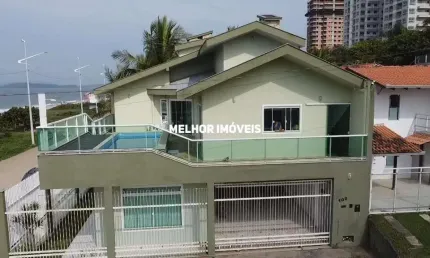 Casa Frente Mar á venda com 5 dormitórios sendo 1 suíte com vista mar em Balneário Piçarras