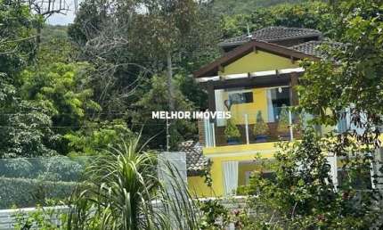 Casa á venda com 3 suítes á venda localizada na Praia de Taquaras em Balneário Camboriú.