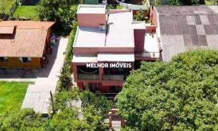 Casa Duplex á venda com 4 dormitórios localizada na praia Mariscal em Bombinhas.