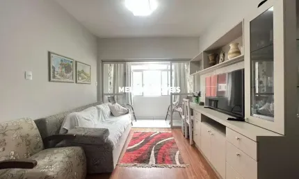 Apartamento a venda na quadra do mar, localizado no Centro Sul de Balneário Camboriú.