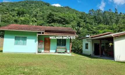 Chácara á venda com 2 casas, piscina, salão de festa localizada em camboriú santa catarina