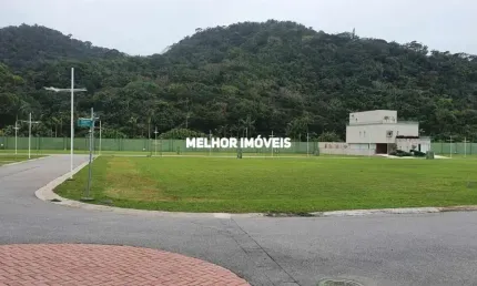 Terreno á venda em Condomínio fechado, localizado na praia do Estaleiro em Balneário Camboriú.