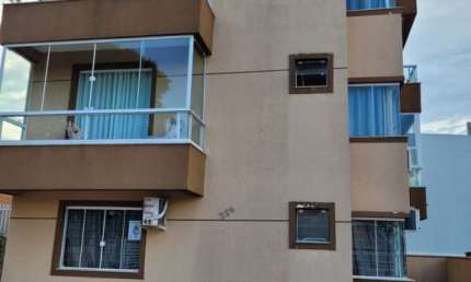 Apartamento térreo bem localizado no balneário cambiju a 300 metros do mar .