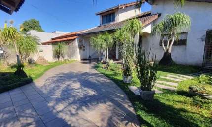 CASA COM 1 SUÍTE + 1 DORMITÓRIO + PISCINA E AMPLO JARDIM