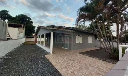Casa sozinha no terreno no Centro de Itapema do Norte 450m²