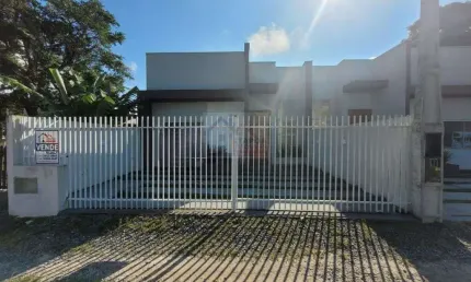CASA COM 2 QUARTOS SENDO 1 SUÍTE, PISCINA SALA COM PÉ DIREITO ALTO.