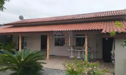 Casa com 5 quartos, no Balneário Paese, a 800m do mar.