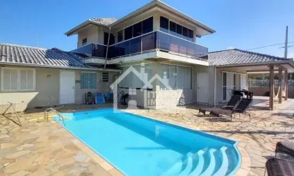 Sobrado duplex com piscina a apenas 470 metros da praia