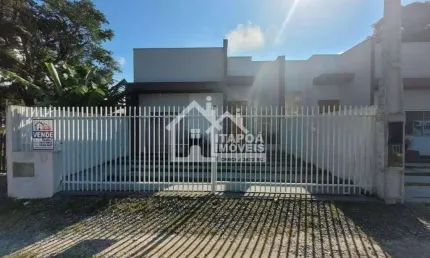 Casa com 2 quartos sendo 1 suíte, piscina sala com pé direito alto.