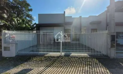 Casa com 2 quartos sendo 1 suíte, piscina sala com pé direito alto.