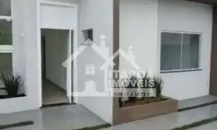 Casa com 2 quartos sendo 1 suíte, piscina sala com pé direito alto.