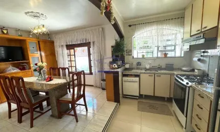 Casa à venda em Porto Alegre-RS no bairro Cavalhada: 3 quartos, 1 suíte, 4 salas, 4 banheiros, 4 vagas de garagem, 244,15 m².