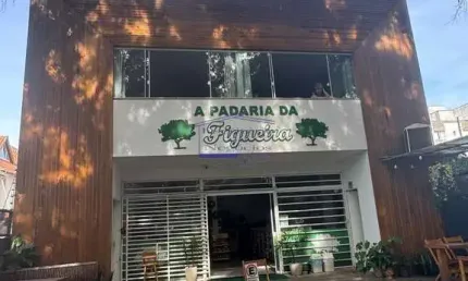 Prédio Comercial  à Venda em Porto Alegre-RS, Bairro Camaquã:, 202,41 m², com estacionamento, ótima localização