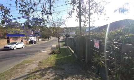 Casa à venda em Porto Alegre-RS, na Vila Nova: 3 quartos, 1 sala, 1 banheiro, 2 vagas de garagem, 200m².