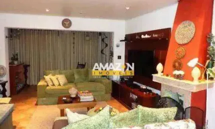 Sobrado com 4 dormitórios à venda, 300 m² por R$ 1.300.000,00 - Vila Jaboticabeira - Taubaté/SP
