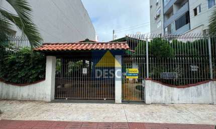 Casa de 03 dormitórios à venda no Centro de Balneário Camboriú