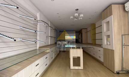 Sala comercial mobiliada para locação anual no Ed. Solar Grimaldi na Av. Brasil em Balneário Camboriú