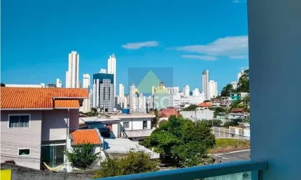 Sobrado à venda com 03 dormitórios em Balneário Camboriú no Bairro Ariribá