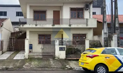 Casa com dois dormitórios para locação na rua 2700 no centro de balneário camboriú