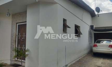 Casa com 2 quartos à venda na Travessa Chateaubriand, 93, Passo das Pedras, Porto Alegre por R$ 390.000