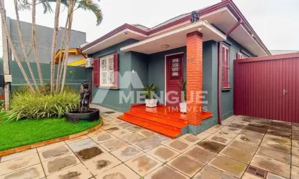 Casa com 3 quartos à venda na Travessa Afonso Mabilde, 44, Santa Maria Goretti, Porto Alegre por R$ 850.000