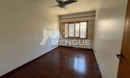 Casa com 3 quartos à venda na Rua Ricalde Marques, 17, Jardim São Pedro, Porto Alegre por R$ 790.000