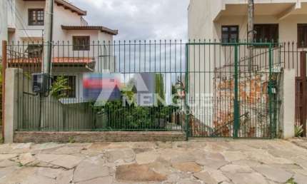 Terreno à venda na Rua Roque Calage, 442, Passo da Areia, Porto Alegre por R$ 900.000