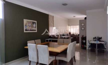 Casa com 3 quartos à venda no Centro, Brodowski  por R$ 650.000