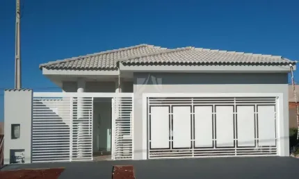 Casa com 3 quartos à venda no Centro, Altinópolis  por R$ 750.000